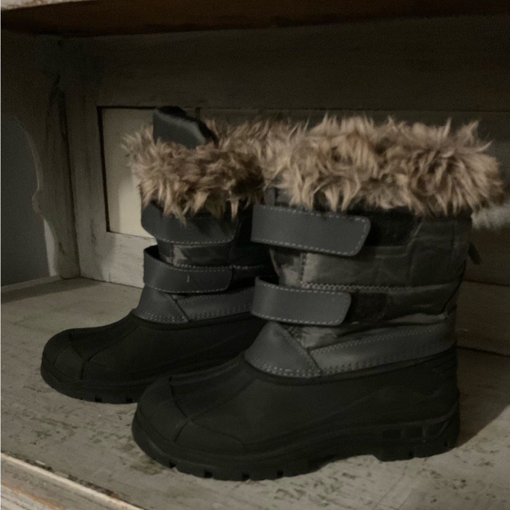 Size 3 big boys winter boots, waterproof, hardly worn in good condition